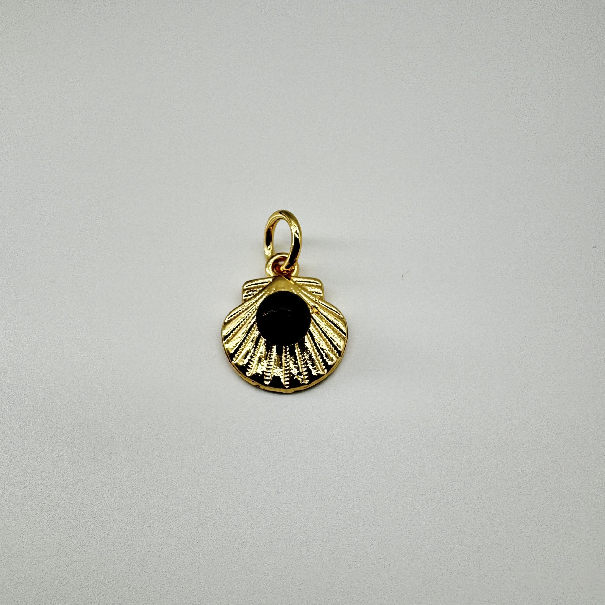 T26354 Alloy Shell Black Pearl Charm