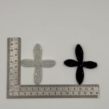 T26458 Ornamento a quattro foglie con strass