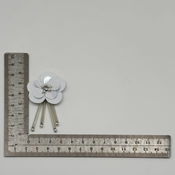 T26443 Fiori bianchi con nappe