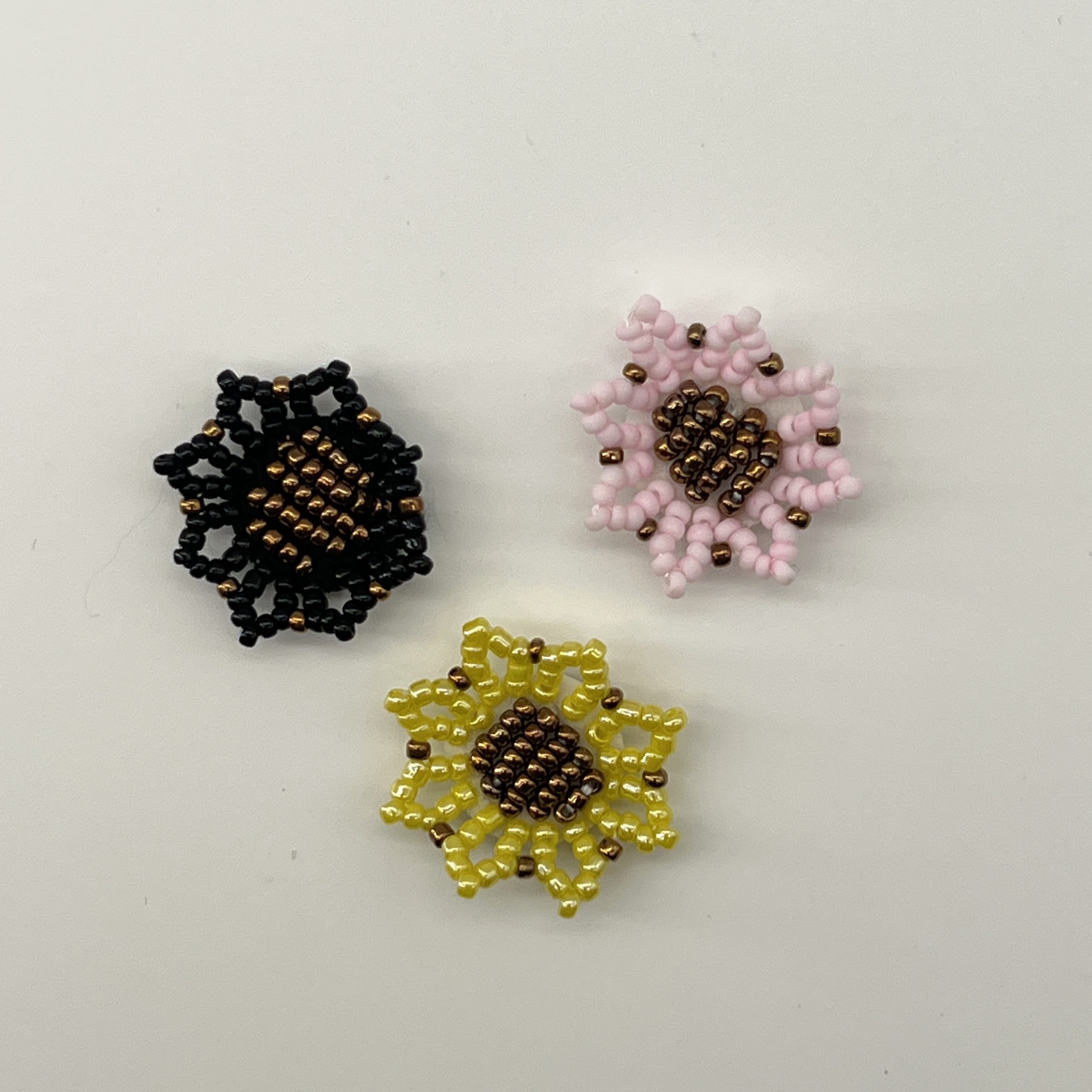 T26432 Seed Bead Daisy Ornament
