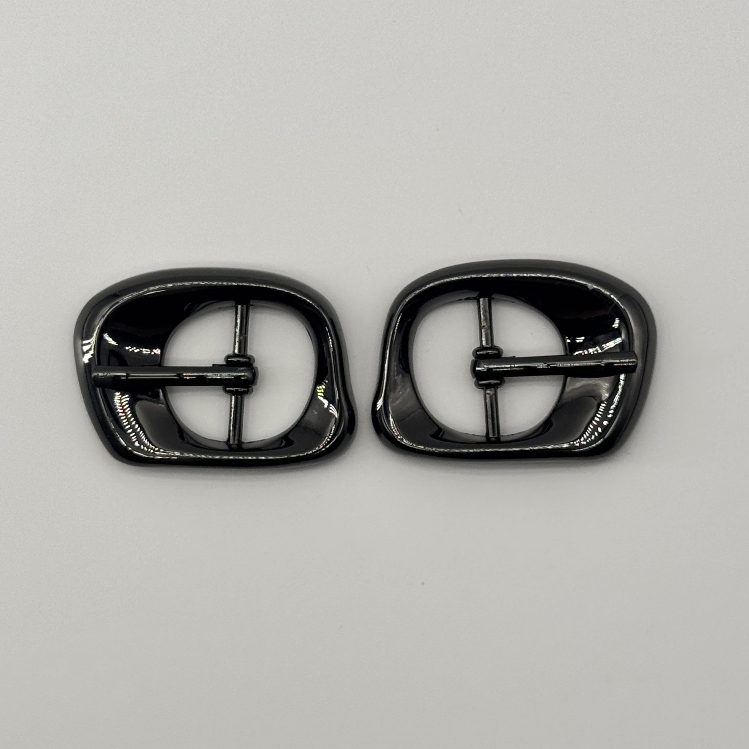 T25374 Curved Black Pin Buckle