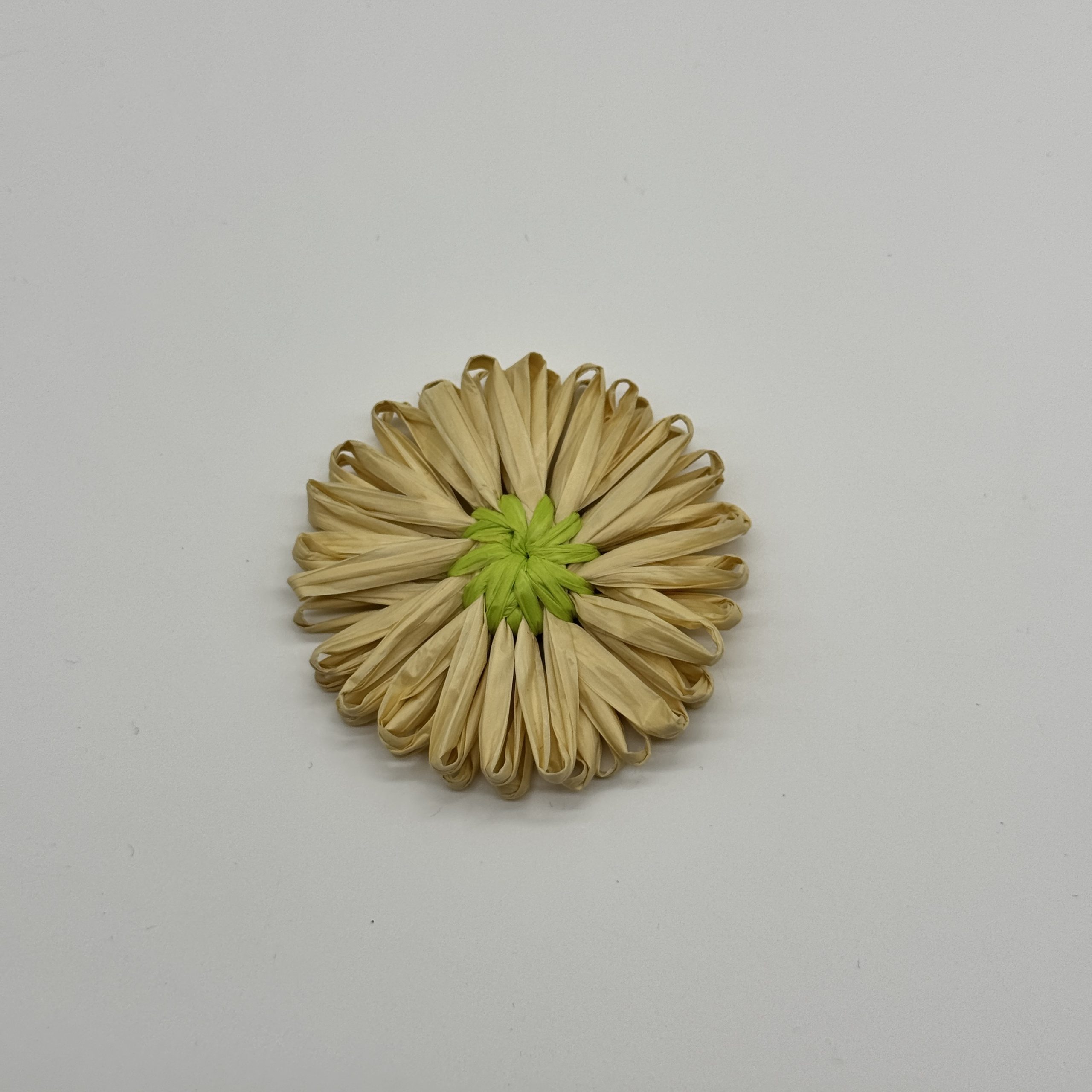 T26543 Raffia Flower Charm - Image 2